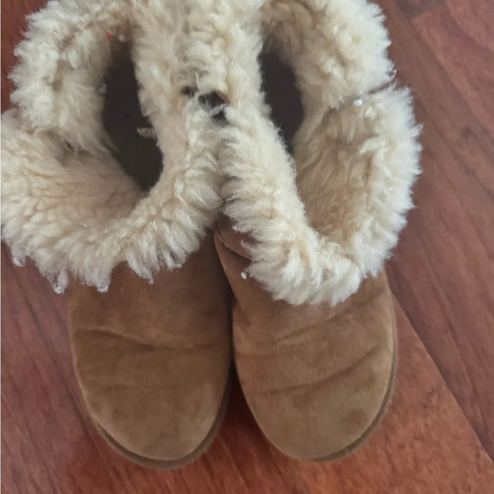 UGG Mini Bailey Button II